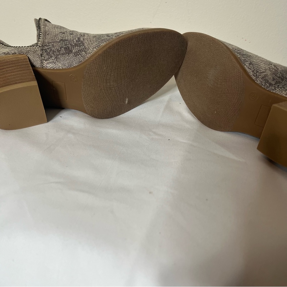 Very G Women’s Cream Snake Print Bead Trim Stacked Heel V-Cut Booties Sz 6.5 New - Picture 10 of 11